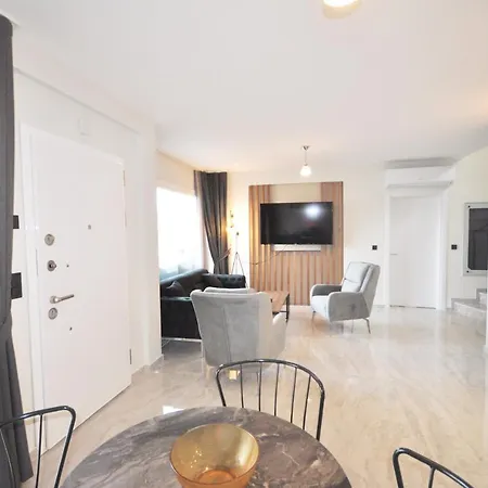 Esteban Oezel Plajli Apartament