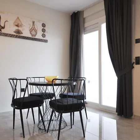 Esteban Oezel Plajli Apartament
