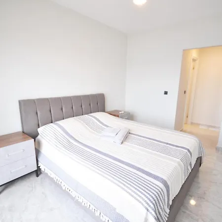 Esteban Oezel Plajli Apartament *